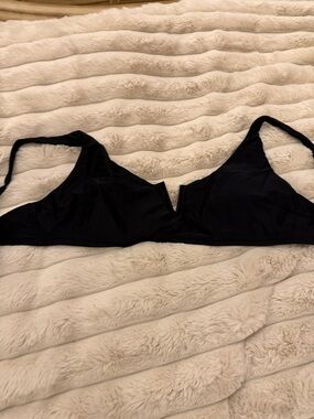 Abercrombie & Fitch Black V-Notch Wireless Bralette
